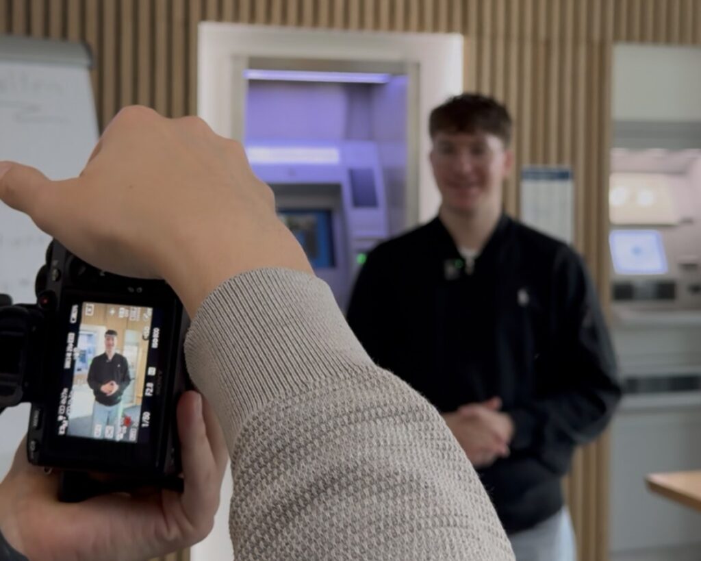 MotionByIben beim Dreh eines Social-Media-Videos für Finanzwissen